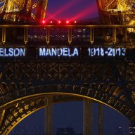 1/8. La Tour Eiffel rend hommage à Nelson Mandela. © Michel Stoupak. Sam 14.12.2013, 17h26m44.