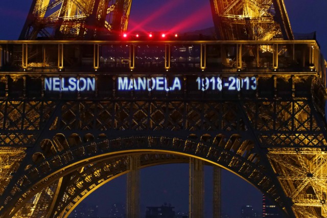 1/8. La Tour Eiffel rend hommage à Nelson Mandela. © Michel Stoupak. Sam 14.12.2013, 17h26m44.
