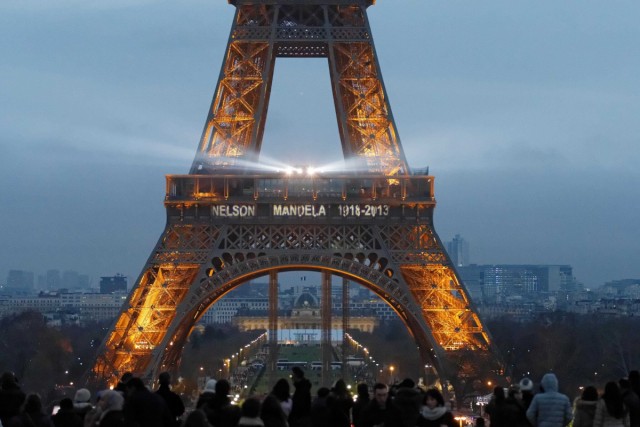 2/8. La Tour Eiffel rend hommage à Nelson Mandela. © Michel Stoupak. Sam 14.12.2013, 17h12m42.