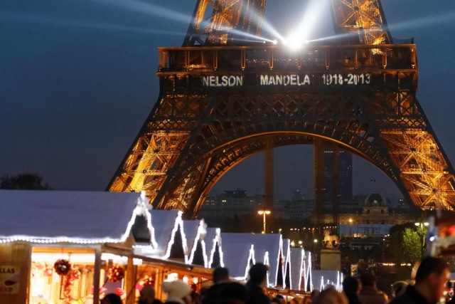 4/8. La Tour Eiffel rend hommage à Nelson Mandela. © Michel Stoupak. Sam 14.12.2013, 17h19m43.