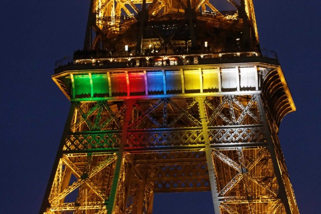5/8. La Tour Eiffel rend hommage à Nelson Mandela. © Michel Stoupak. Sam 14.12.2013, 17h31m35.