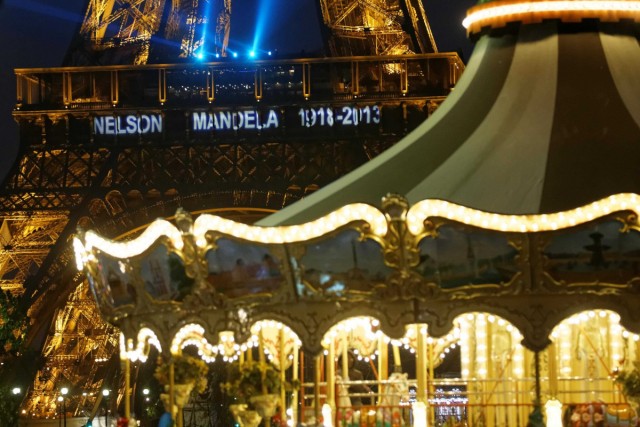 6/8. La Tour Eiffel rend hommage à Nelson Mandela. © Michel Stoupak. Sam 14.12.2013, 17h33m18.