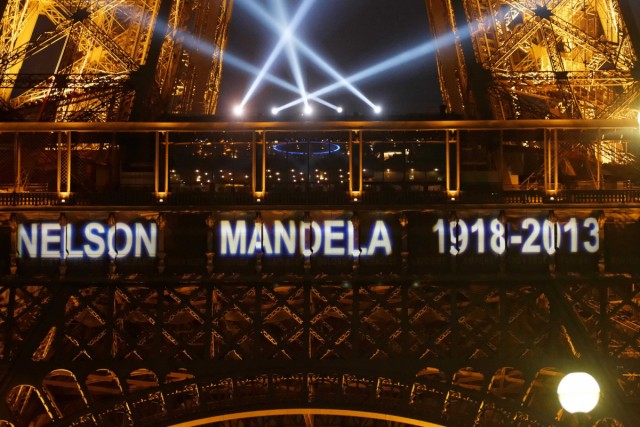7/8. La Tour Eiffel rend hommage à Nelson Mandela. © Michel Stoupak. Sam 14.12.2013, 17h35m59.