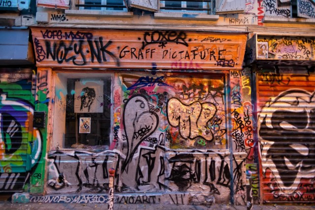 4/15 Paris : les étranges couleurs de la rue Dénoyez. © Michel Stoupak. Mer 18.12.2013, 16h59m11.