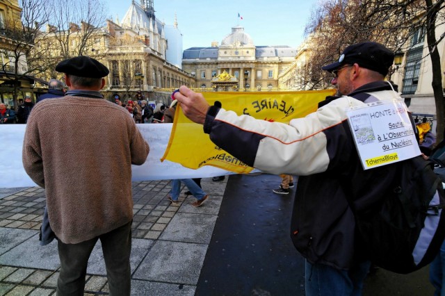3/10. Areva et un militant antinucléaire face à face au tribunal de Paris. © Photo Michel Stoupak. Ven 20.12.2013, 13h55m54.