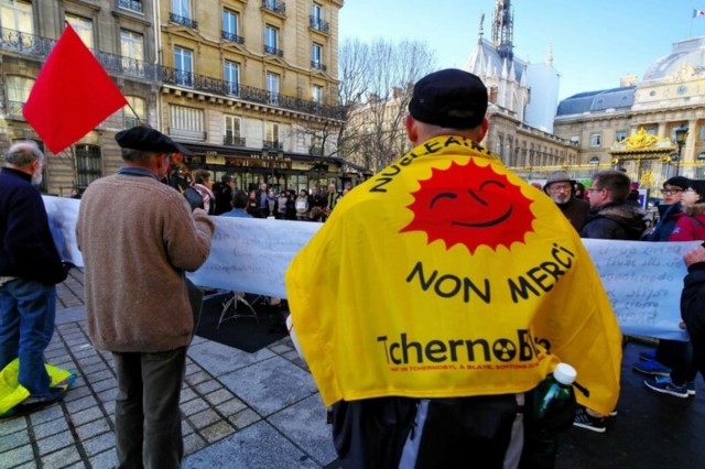 7/10. Areva et un militant antinucléaire face à face au tribunal de Paris. © Photo Michel Stoupak. Ven 20.12.2013.