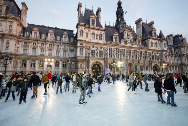 3/4. Paris : patinage devant l’Hôtel de Ville. © Michel Stoupak. Sam 21.12.2013, 16h51m44.