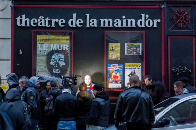 2/8. Dieudonné : les fans se mobilisent devant le théâtre de la Main d'Or. © Michel Stoupak. Sam 28.12.2013, 17h02m49.