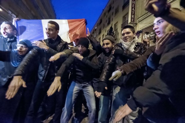 4/8. Dieudonné : les fans se mobilisent devant le théâtre de la Main d'Or. © Michel Stoupak. Sam 28.12.2013, 17h50m49.