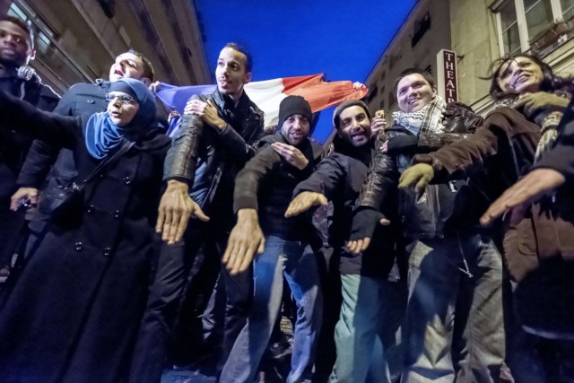 5/8. Dieudonné : les fans se mobilisent devant le théâtre de la Main d'Or. © Michel Stoupak. Sam 28.12.2013, 17h50m51.