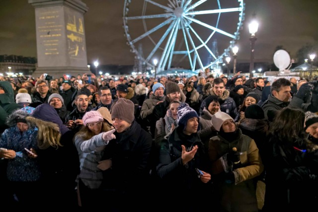 3/11. Nouvel An : 300.000 personnes sur les Champs-Elysées. © Michel Stoupak. Mer 01.01.2014, 23h59m05.