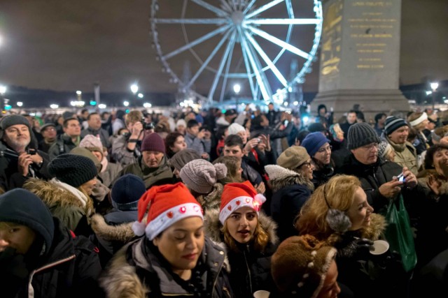 6/11. Nouvel An : 300.000 personnes sur les Champs-Elysées. © Michel Stoupak. Mer 01.01.2014, 00h00m33.
