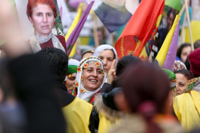 8/40. Manifestation un an après l’assassinat de trois militantes kurdes. © Michel Stoupak. Sam 11.01.2014, 11h28m30.