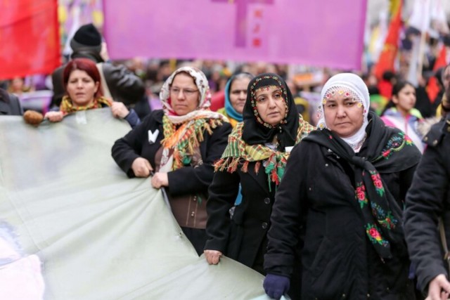 26/40. Manifestation un an après l’assassinat de trois militantes kurdes. © Michel Stoupak. Sam 11.01.2014.