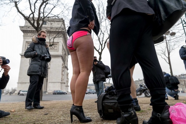 7/40. « No Pants Subway Ride », ou comment prendre le métro en slip. © Michel Stoupak. Dim 12.01.2014.