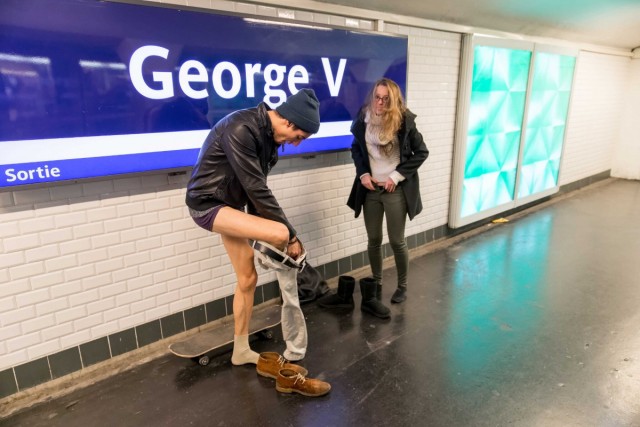 10/40. « No Pants Subway Ride », ou comment prendre le métro en slip. © Michel Stoupak. Dim 12.01.2014.