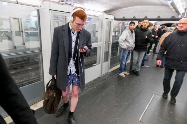 12/40. « No Pants Subway Ride », ou comment prendre le métro en slip. © Michel Stoupak. Dim 12.01.2014.