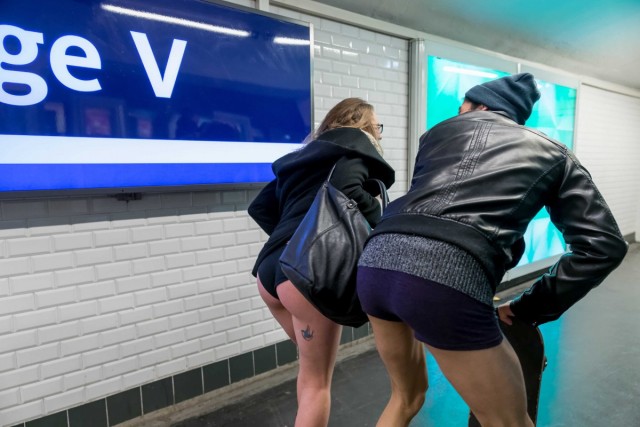 16/40. « No Pants Subway Ride », ou comment prendre le métro en slip. © Michel Stoupak. Dim 12.01.2014.