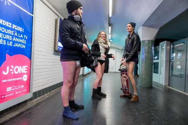 17/40. « No Pants Subway Ride », ou comment prendre le métro en slip. © Michel Stoupak. Dim 12.01.2014.