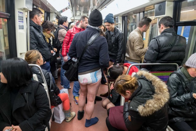 19/40. « No Pants Subway Ride », ou comment prendre le métro en slip. © Michel Stoupak. Dim 12.01.2014.