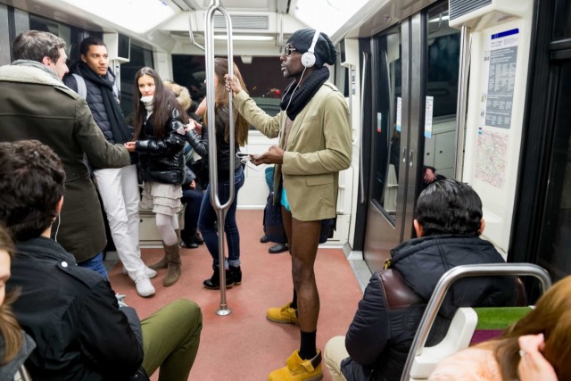 20/40. « No Pants Subway Ride », ou comment prendre le métro en slip. © Michel Stoupak. Dim 12.01.2014.