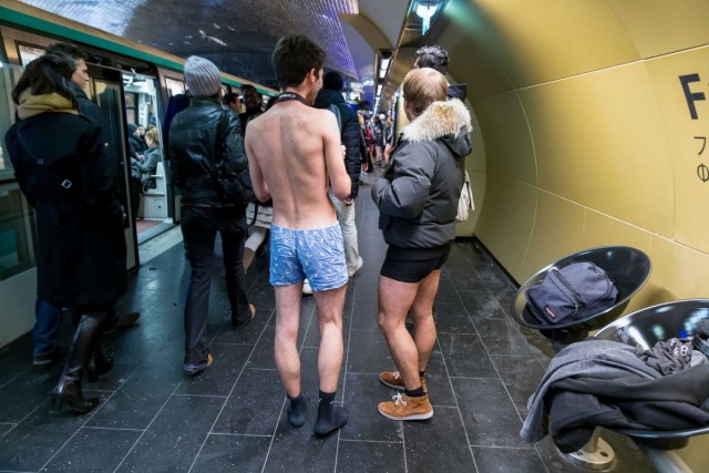 21/40. « No Pants Subway Ride », ou comment prendre le métro en slip. © Michel Stoupak. Dim 12.01.2014.