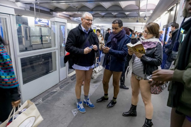 24/40. « No Pants Subway Ride », ou comment prendre le métro en slip. © Michel Stoupak. Dim 12.01.2014.
