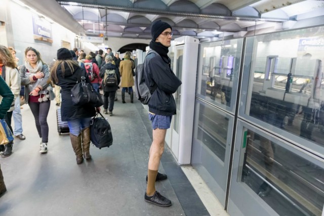 25/40. « No Pants Subway Ride », ou comment prendre le métro en slip. © Michel Stoupak. Dim 12.01.2014.