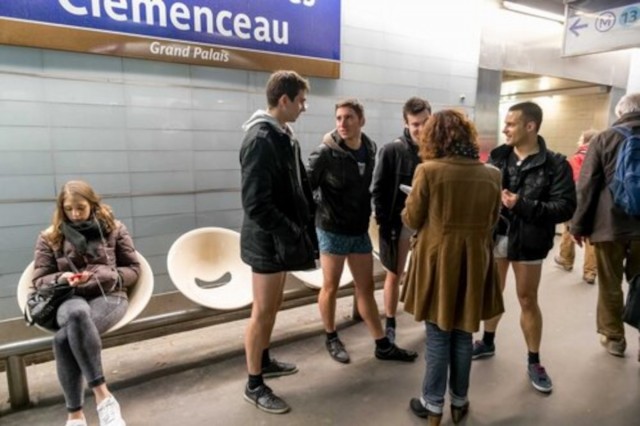 26/40. « No Pants Subway Ride », ou comment prendre le métro en slip. © Michel Stoupak. Dim 12.01.2014.