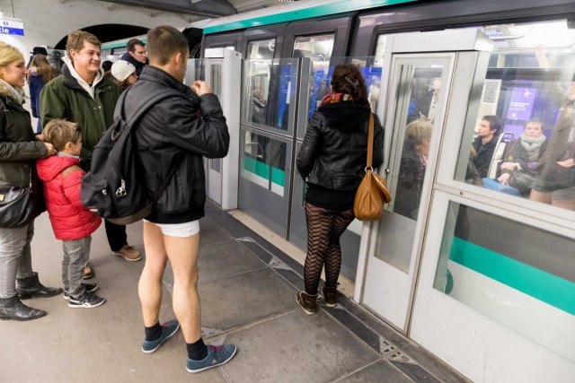 27/40. « No Pants Subway Ride », ou comment prendre le métro en slip. © Michel Stoupak. Dim 12.01.2014.