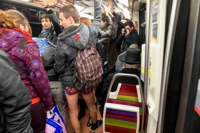 29/40. « No Pants Subway Ride », ou comment prendre le métro en slip. © Michel Stoupak. Dim 12.01.2014.