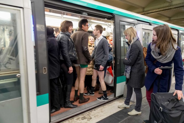 30/40. « No Pants Subway Ride », ou comment prendre le métro en slip. © Michel Stoupak. Dim 12.01.2014.