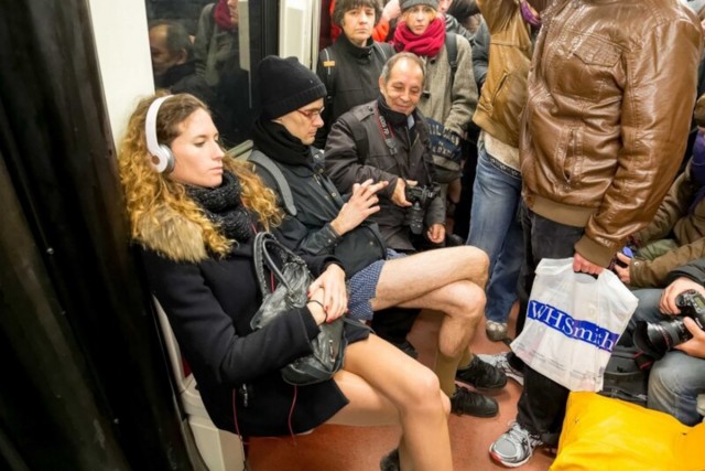 31/40. « No Pants Subway Ride », ou comment prendre le métro en slip. © Michel Stoupak. Dim 12.01.2014.