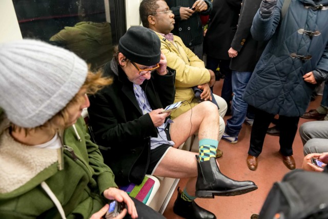 32/40. « No Pants Subway Ride », ou comment prendre le métro en slip. © Michel Stoupak. Dim 12.01.2014.