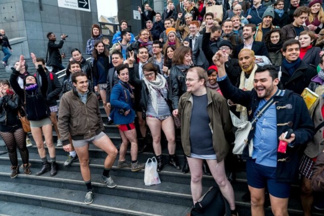 34/40. « No Pants Subway Ride », ou comment prendre le métro en slip. © Michel Stoupak. Dim 12.01.2014.