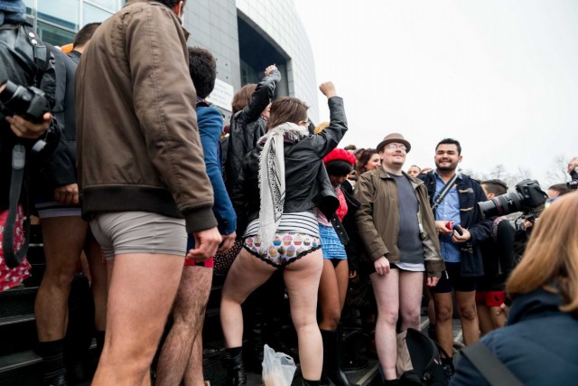 36/40. « No Pants Subway Ride », ou comment prendre le métro en slip. © Michel Stoupak. Dim 12.01.2014.