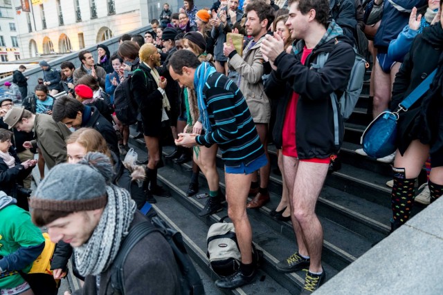 37/40. « No Pants Subway Ride », ou comment prendre le métro en slip. © Michel Stoupak. Dim 12.01.2014.