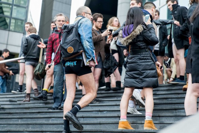 39/40. « No Pants Subway Ride », ou comment prendre le métro en slip. © Michel Stoupak. Dim 12.01.2014.