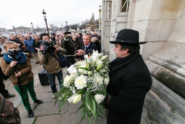 14/16. Paris : les royalistes réunis en mémoire du roi Louis XVI guillotiné. © Michel Stoupak. Mar 21.01.2014, 10h24m29.