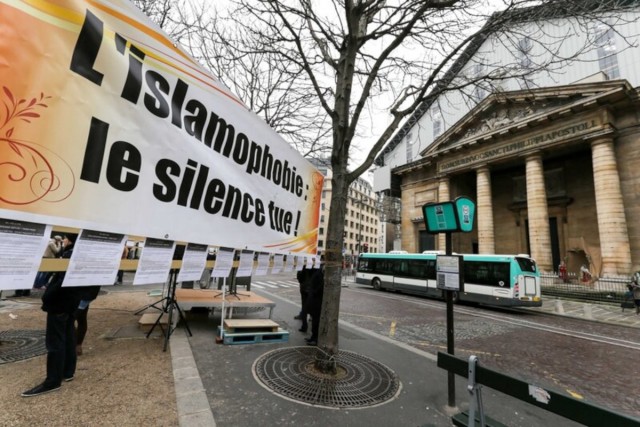 2/6. Paris : mobilisation contre l’islamophobie. © Michel Stoupak. Sam 25.01.2014.