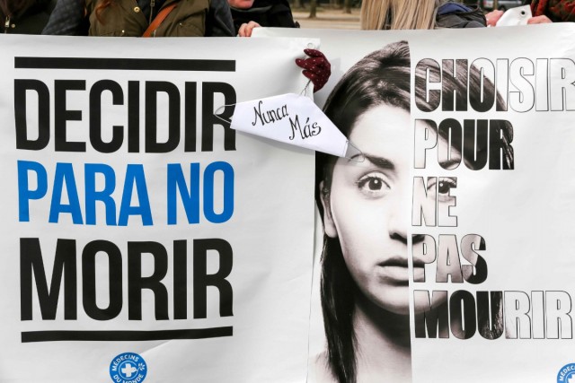 7/32. Paris. Des milliers de manifestants dans la rue pour le droit à l’IVG en Espagne. © Michel Stoupak. Sam 01.02.2014, 13h50m11.