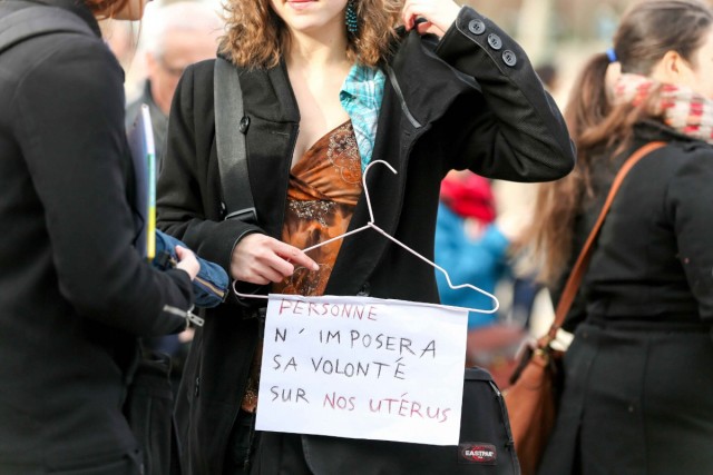 15/32. Paris. Des milliers de manifestants dans la rue pour le droit à l’IVG en Espagne. © Michel Stoupak. Sam 01.02.2014, 14h00m04.