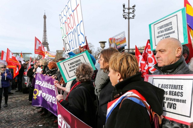 17/32. Paris. Des milliers de manifestants dans la rue pour le droit à l’IVG en Espagne. © Michel Stoupak. Sam 01.02.2014, 14h02m36.