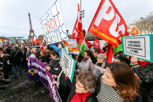 18/32. Paris. Des milliers de manifestants dans la rue pour le droit à l’IVG en Espagne. © Michel Stoupak. Sam 01.02.2014, 14h03m51.