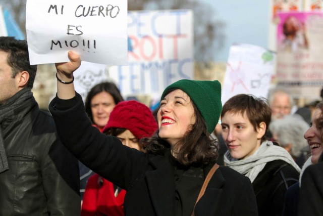 27/32. Paris. Des milliers de manifestants dans la rue pour le droit à l’IVG en Espagne. © Michel Stoupak. Sam 01.02.2014, 14h46m16.