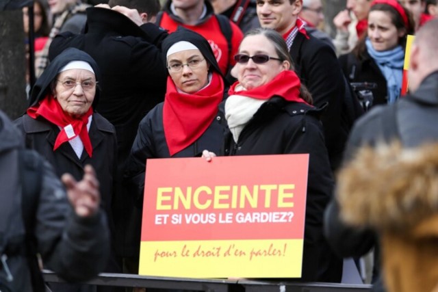 5/24. Paris : les anti-IVG saluent l’Espagne. © Michel Stoupak. Dim 19.01.2014.