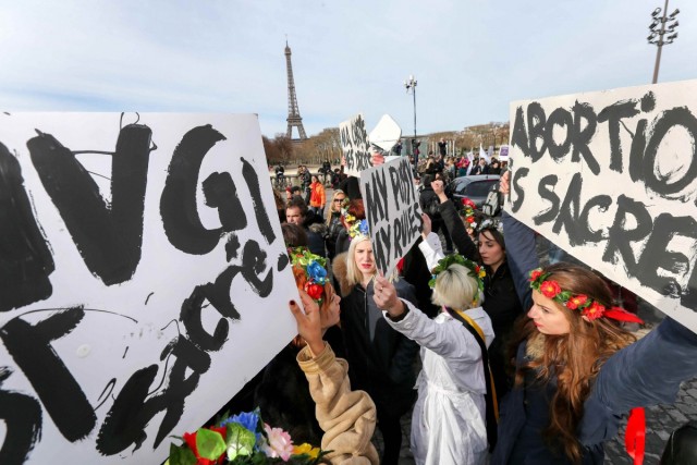 01.02.2014. Inna Schevchenko et les Femen dans la manifestation pro-IVG