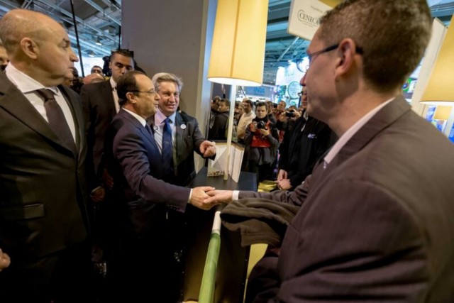 2/12. Sam 22.02.2014. François Hollande bien accueilli au Salon de l’agriculture. © Michel Stoupak.