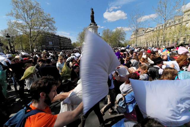 05.04.2014. Paris : bataille géante de polochons