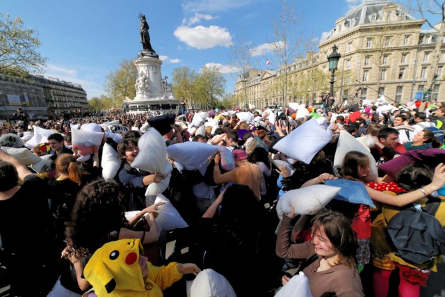 05.04.2014. Paris : bataille géante de polochons